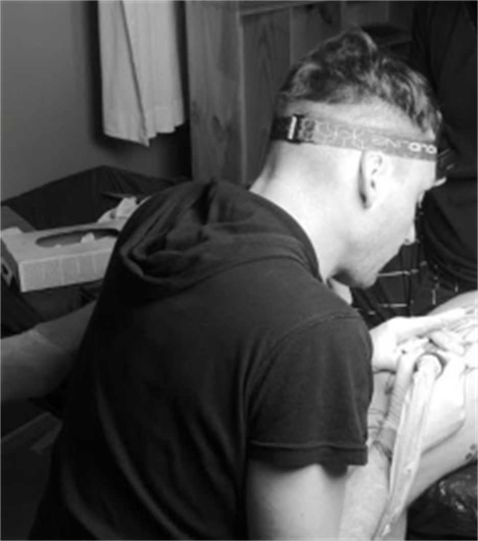 Tattoo Artist Salis bei der Arbeit