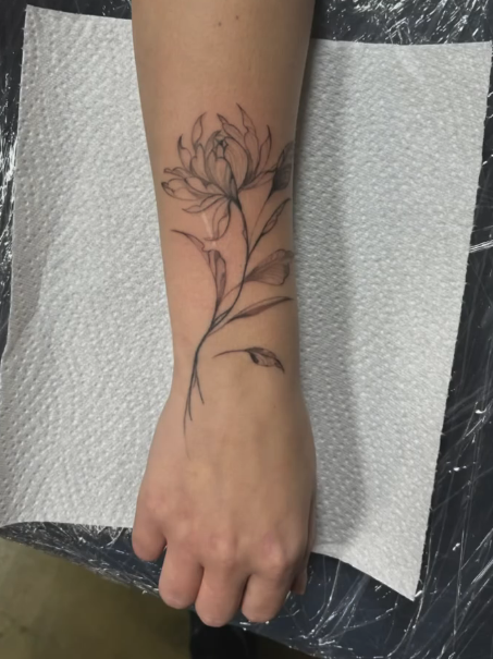 Zartes Blüten Tattoo am Handgelenk