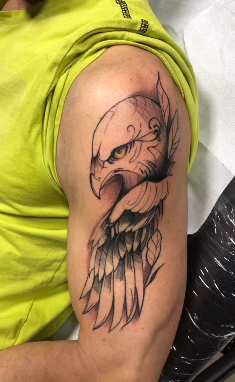 Adler Tattoo am Oberarm