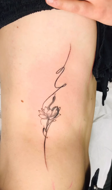 Feines Lotus Tattoo an der Seite