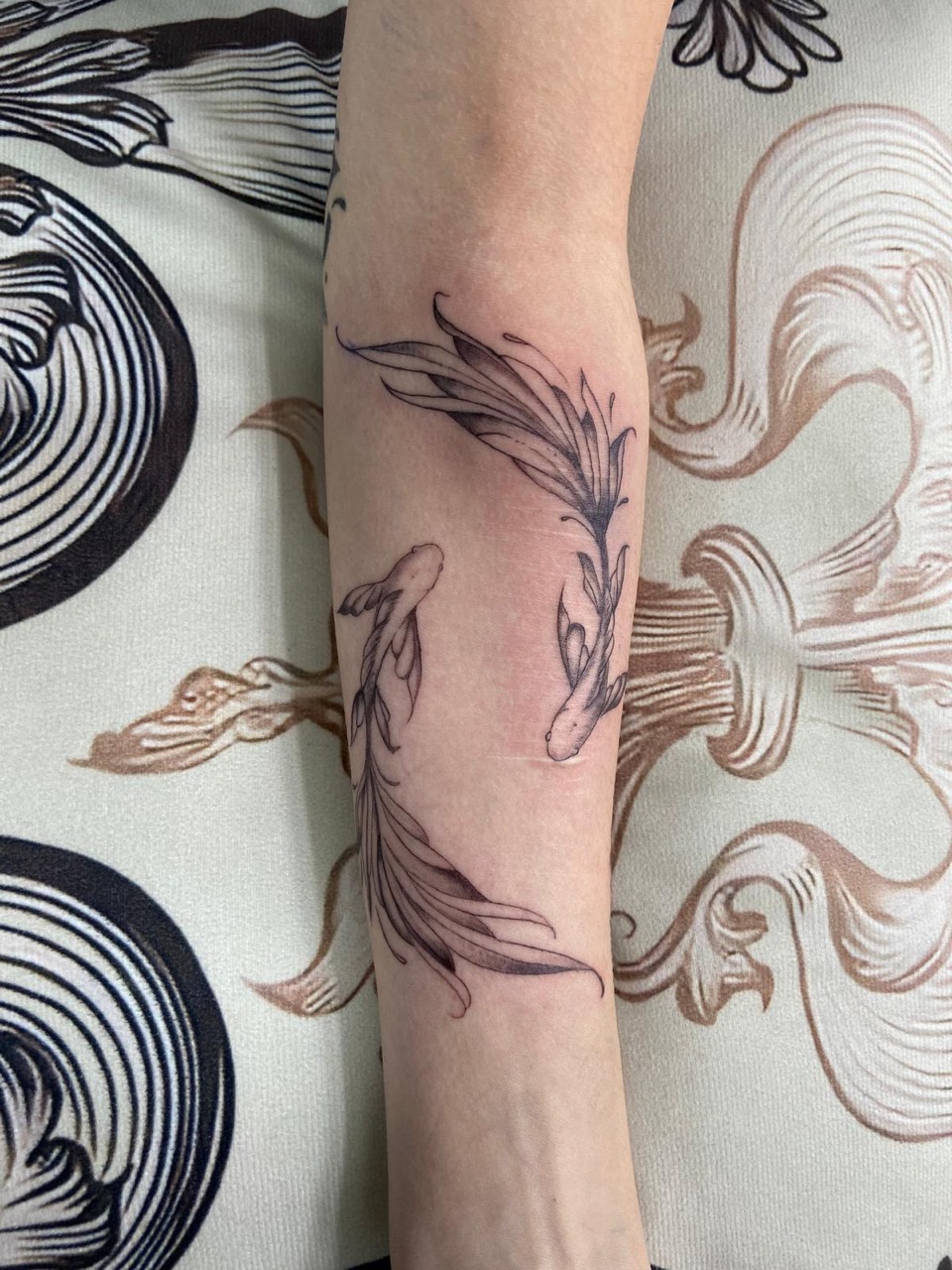 Koi Tattoo am Unterarm