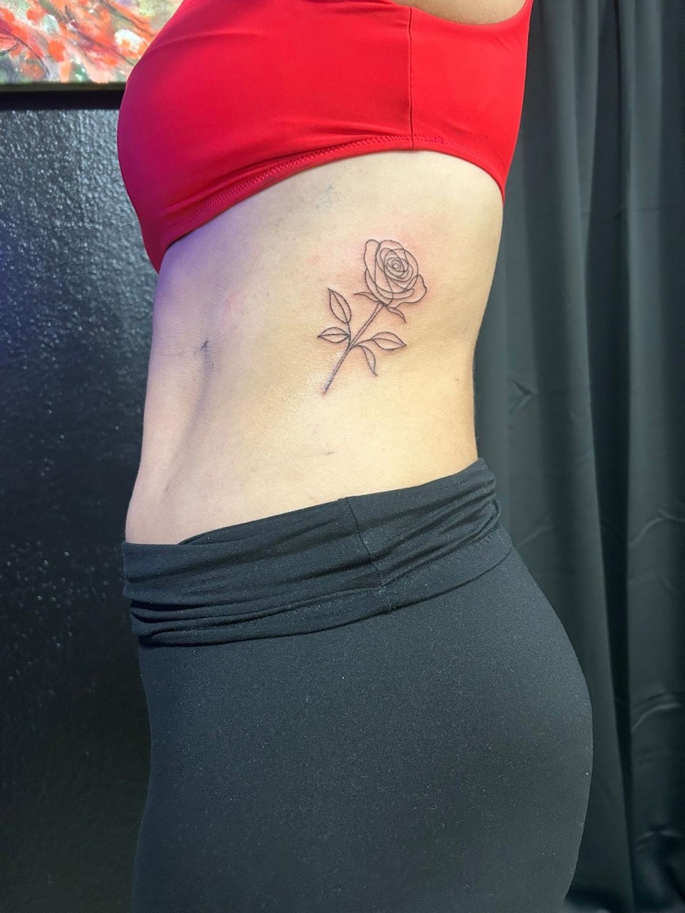 Feines Rosen Tattoo an der Seite