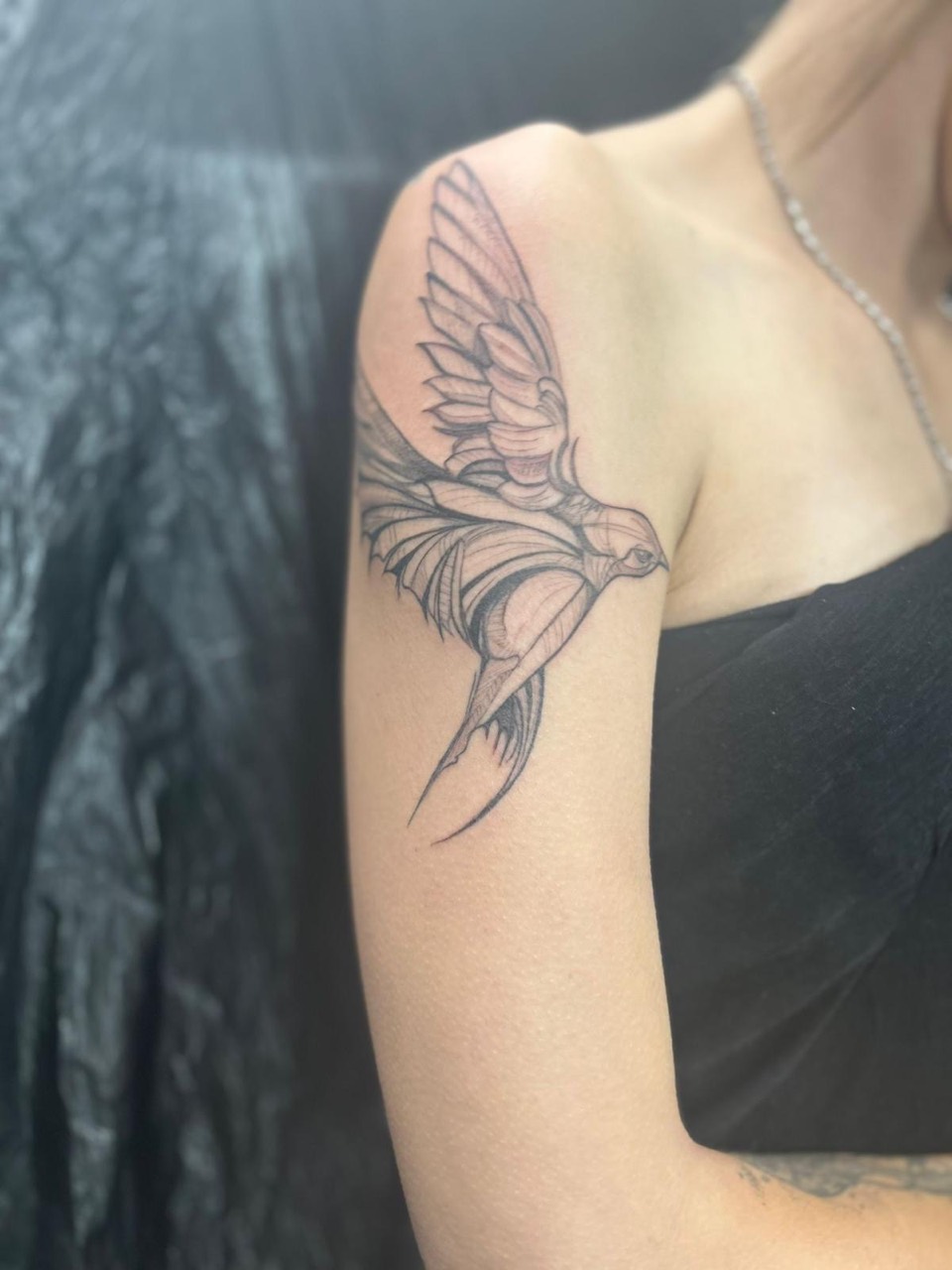 Schwalben Tattoo am Oberarm