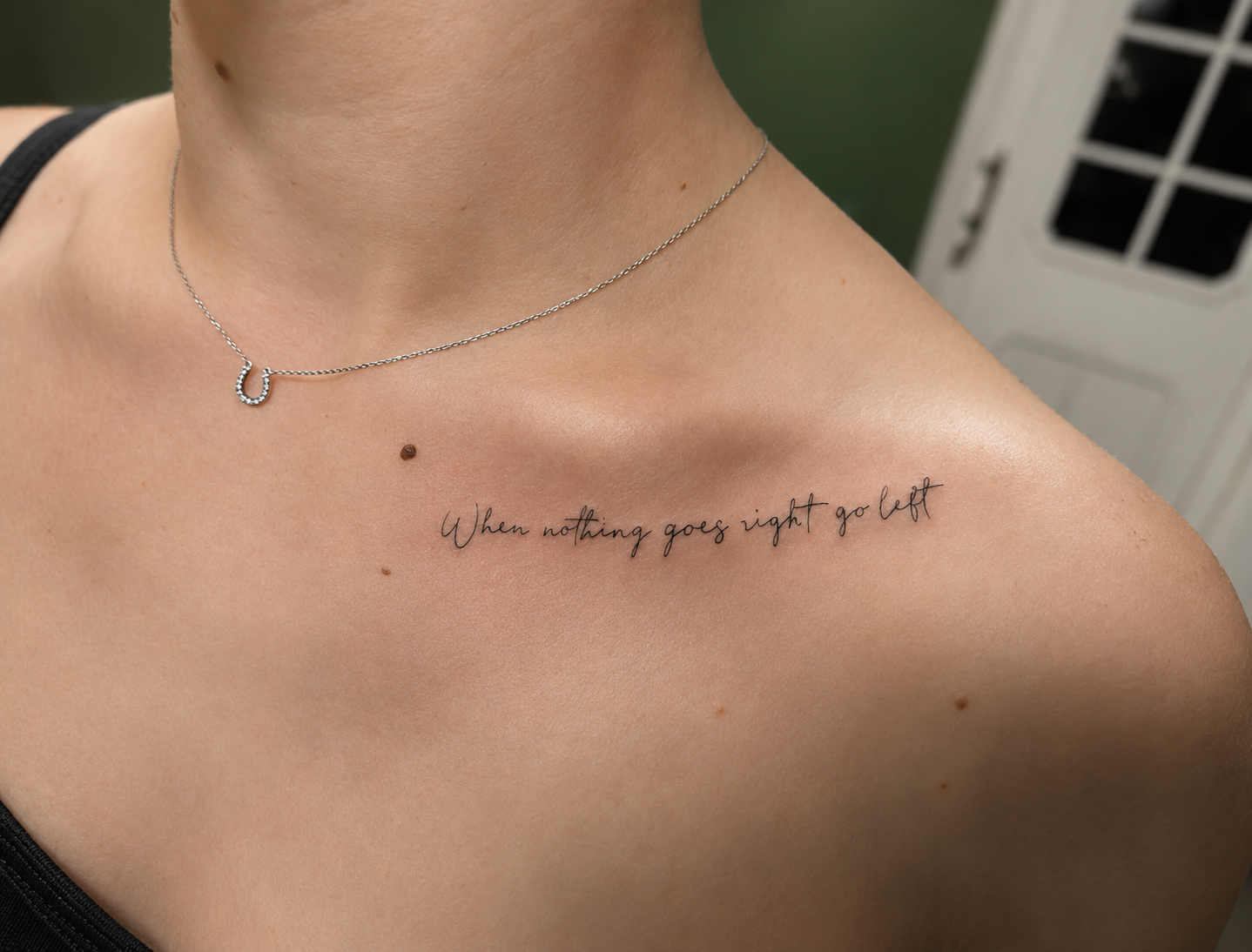 Feiner Schriftzug als Schultertattoo
