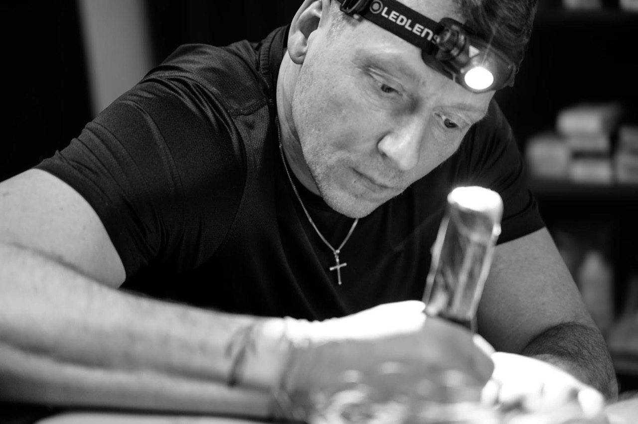 Tattoo Artist bei der Arbeit