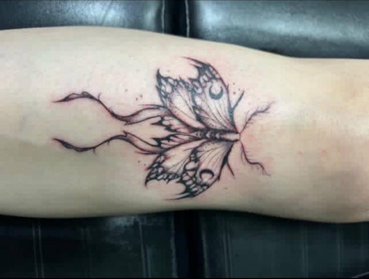 Feines Schmetterlings-Tattoo am Arm