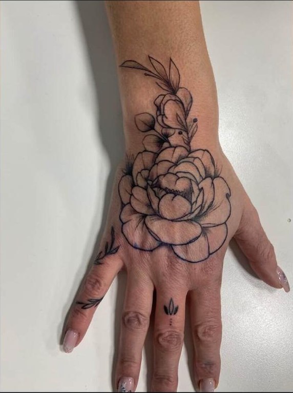 Florales Hand-Tattoo