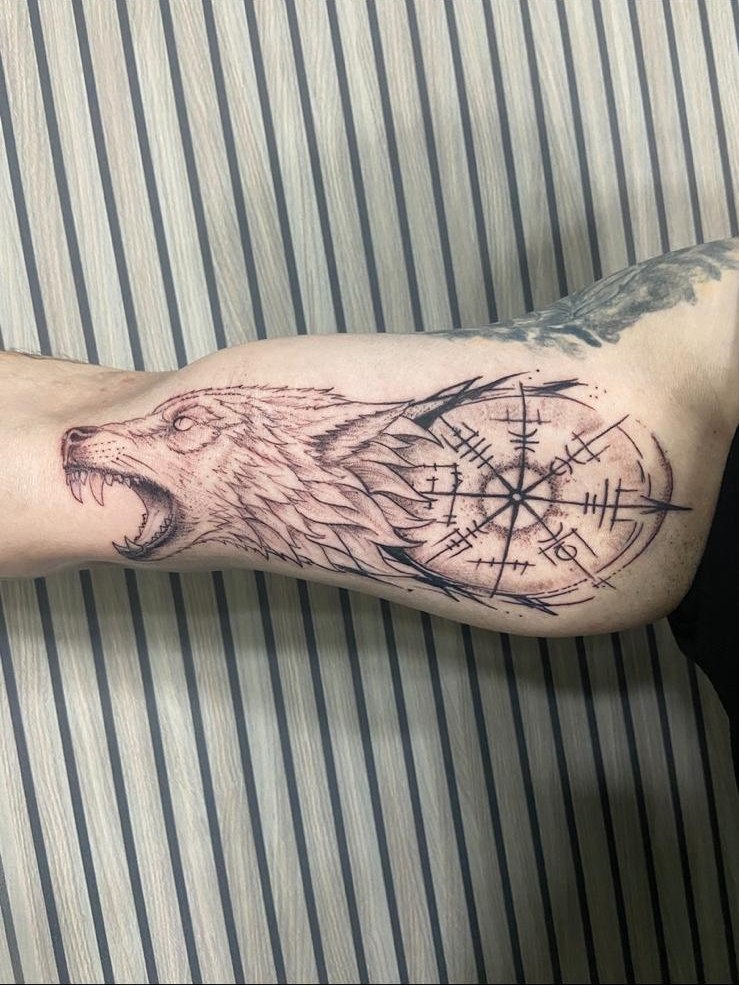Wolf und Vegvisir Tattoo am Bein
