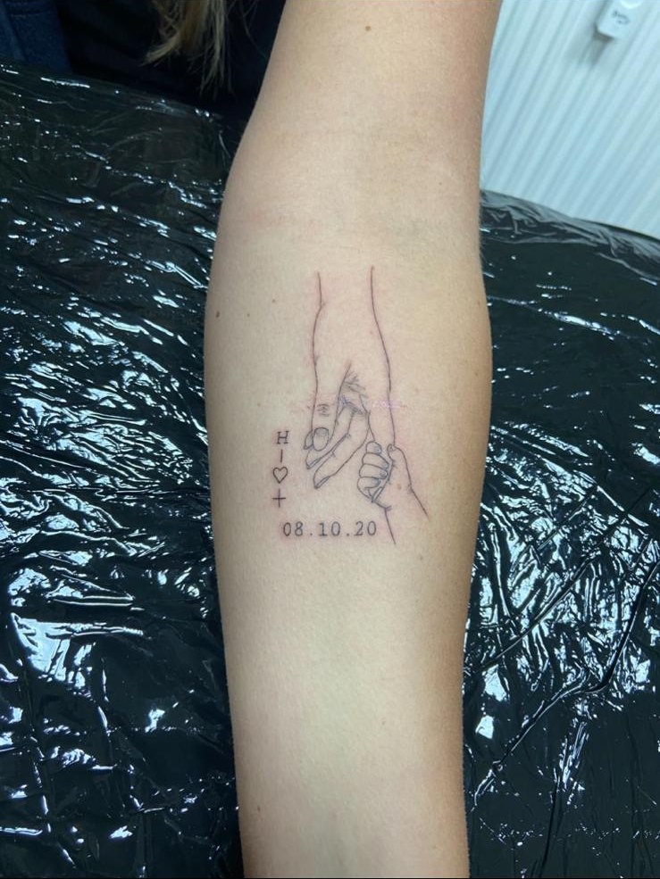 Feines Hände-Tattoo mit Datum