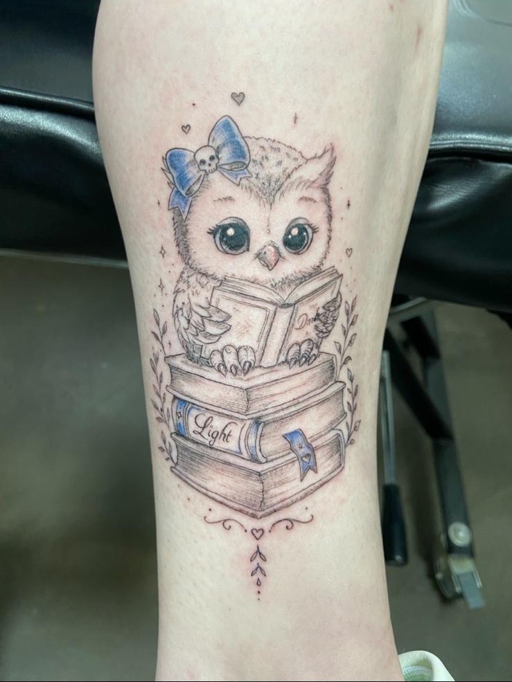 Illustratives Eulen-Tattoo mit Büchern