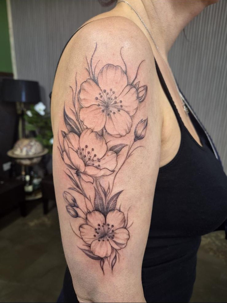 Florales Oberarm-Tattoo