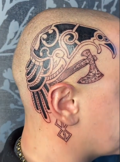 Detailreiches Raben Tattoo