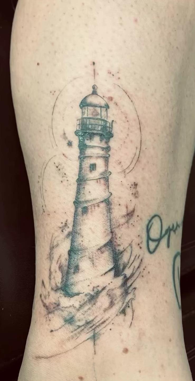 Leuchtturm Tattoo am Bein